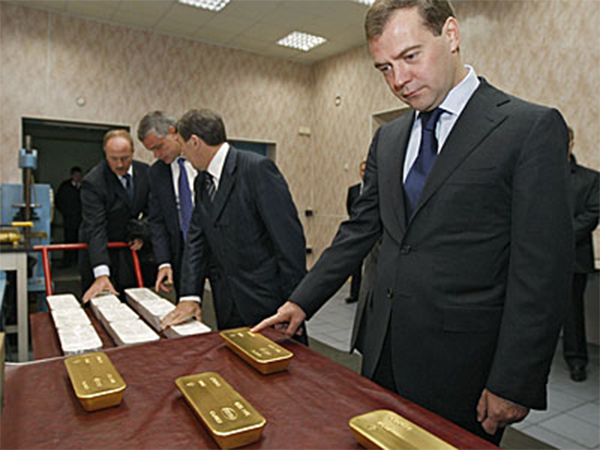 Dimitri Medvedev et un lingot d'or
